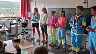 Tutoren aus den 9. und 10. Klassen begrüßen unterhaltsam die neuen Fünftklässler der Jakob-Kaiser-Realschule.