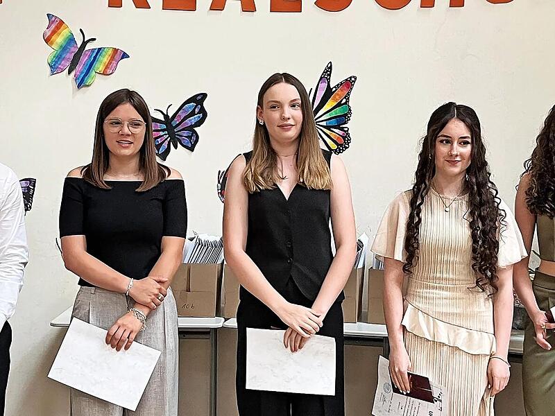 Auch die Klassenbesten der 10d, 10e und 10f wurden besonders geehrt. Auch die Klassenbesten der 10d, 10e und 10f wurden besonders geehrt.