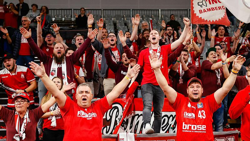 Bamberger Fans jubeln nach dem 72:68-Sieg über Heidelberg und der alleinigen Tabellenführung - in der Brose Arena waren die Fans ohne Maske, da 3GPlus kontrolliert wurde.Forchheim & Fränkische Schweiz