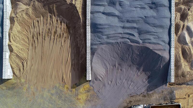 Verschiedene Arten von Sand für eine Betonmischanlage auf der Baustelle der Tesla-Gigafactory in Grünheide.