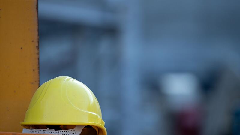 Helm auf einer Baustelle