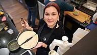 Mariia Romaniuk (20 Jahre) bereitet im „Café M" die Varenyky zu. In diesem Fall im XXL-Format, denn für die normalerweise sehr kleinen Teigtaschen bleibt im turbulenten Café-Betrieb keine Zeit.