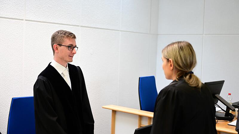 Staatsanwalt Dauphin und Rechtsanwältin Carolin Redai aus Bamberg kurz vor Prozessbeginn