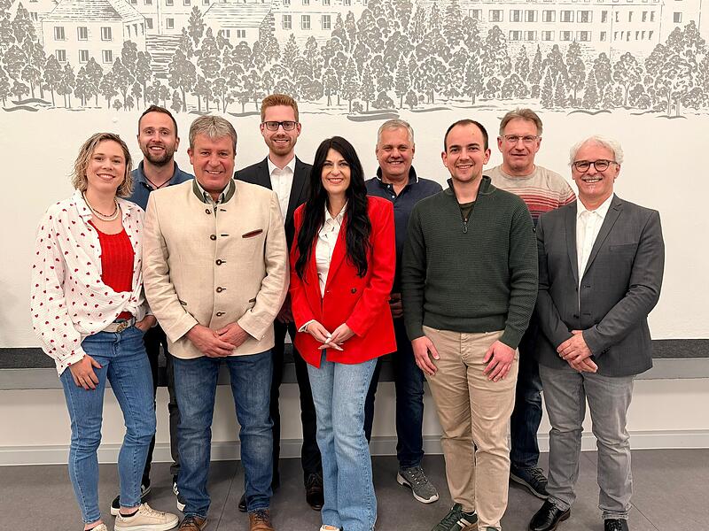 Der neue Guttenberger Gemeinderat mit B&uuml;rgermeisterin (v.l.): Kathrin Maier, Stefan S&ouml;llner, Otto Kreil (stellv. Bgm.), Philip Laaber, Stefanie Meister (B&uuml;rgermeisterin), Frank M&uuml;ller, Richard Meyer, Karl-Heinz Witzgall und Michael Leitner.