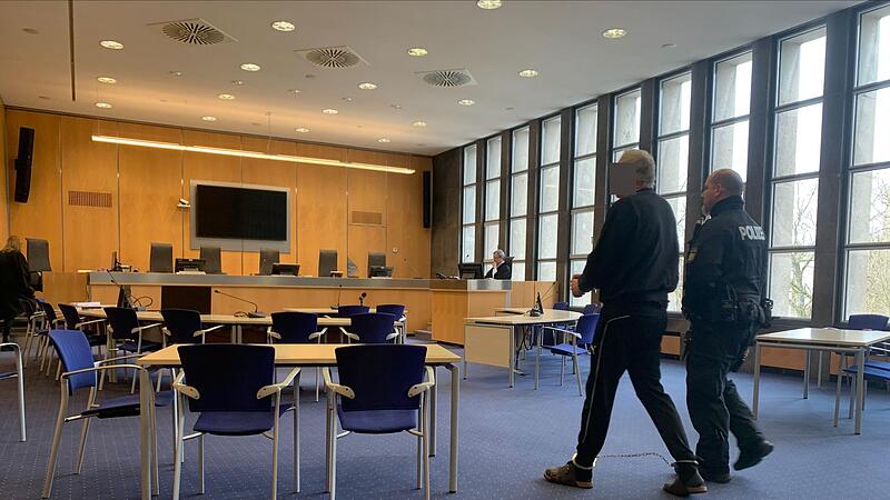 Prozess gegen einen mutmaßlichen Brandstifter in Coburg: Der Angeklagte muss während der gesamten Verhandlung Fußfesseln tragen. Prozess gegen einen mutmaßlichen Brandstifter in Coburg: Der Angeklagte muss während der gesamten Verhandlung Fußfesseln tragen.