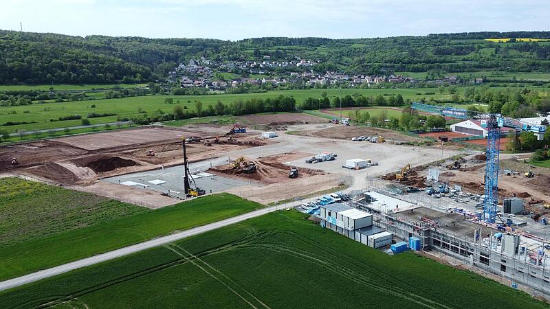 Seit Juni 2024 entsteht das neue Schulzentrum am östlichen Stadtrand von Hammelburg.