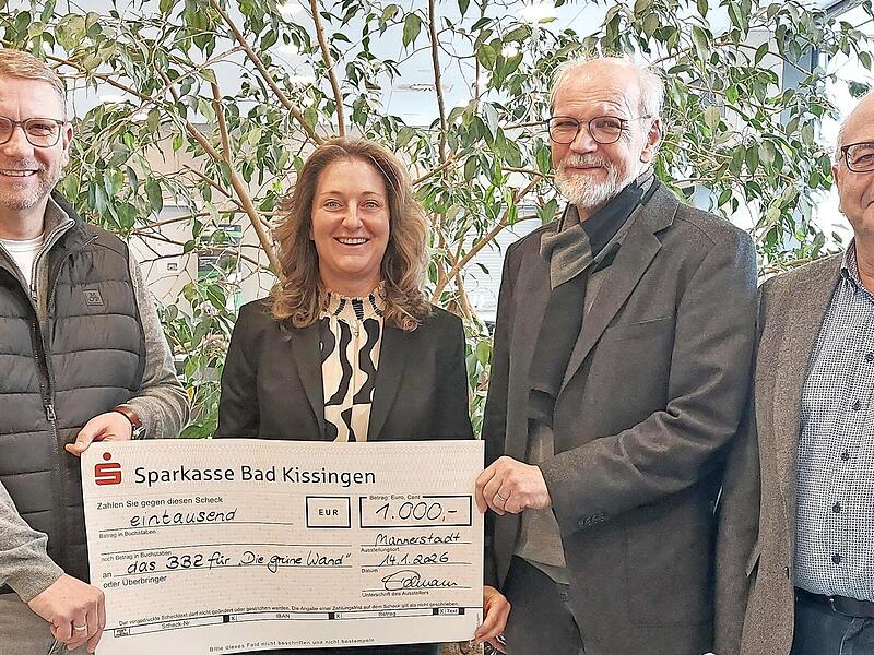 Die Spenden&uuml;bergabe im BBZ M&uuml;nnerstadt (von links): Jochen Lembach (stellvertretender Schulleiter), Tanja Erdmann (Beratungscenterleiterin), Elmar Wiessner (Vorsitzender F&ouml;rderverein) und Georg Gi&szlig;ler (Schulleiter).