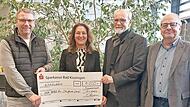 Die Spenden&uuml;bergabe im BBZ M&uuml;nnerstadt (von links): Jochen Lembach (stellvertretender Schulleiter), Tanja Erdmann (Beratungscenterleiterin), Elmar Wiessner (Vorsitzender F&ouml;rderverein) und Georg Gi&szlig;ler (Schulleiter).