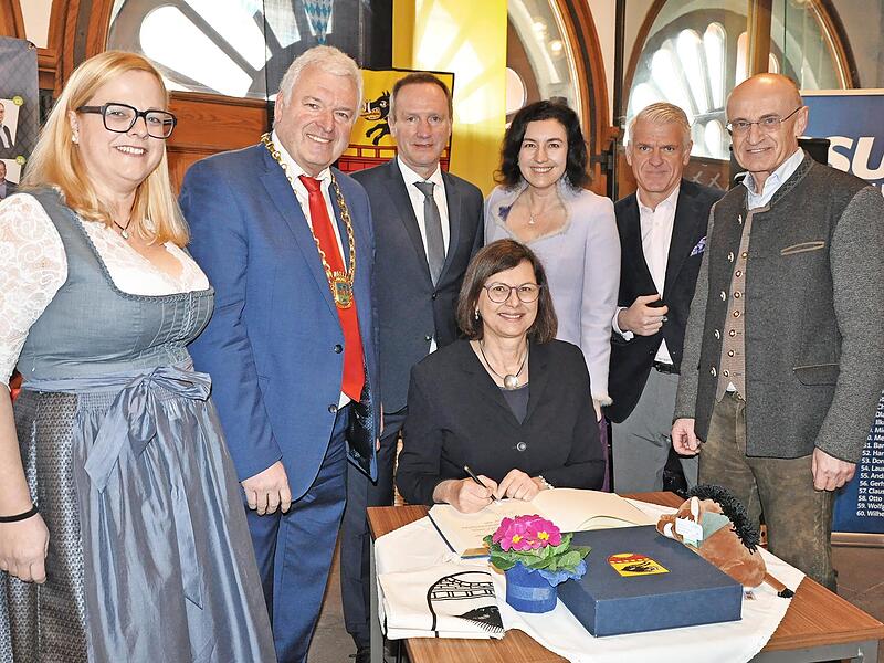 Landtagspr&auml;sidentin Ilse Aigner trug sich am Samstag ins Goldene Buch der Stadt Ebern ein. Es assistierten (von links) B&uuml;rgermeisterkandidatin Isabell Zimmer, B&uuml;rgermeister J&uuml;rgen Hennemann, stellvertretender Landrat Michael Ziegler, Bundesministe...
