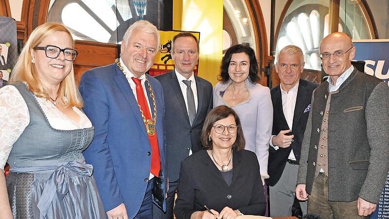Landtagspr&auml;sidentin Ilse Aigner trug sich am Samstag ins Goldene Buch der Stadt Ebern ein. Es assistierten (von links) B&uuml;rgermeisterkandidatin Isabell Zimmer, B&uuml;rgermeister J&uuml;rgen Hennemann, stellvertretender Landrat Michael Ziegler, Bundesministe...