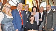 Landtagspr&auml;sidentin Ilse Aigner trug sich am Samstag ins Goldene Buch der Stadt Ebern ein. Es assistierten (von links) B&uuml;rgermeisterkandidatin Isabell Zimmer, B&uuml;rgermeister J&uuml;rgen Hennemann, stellvertretender Landrat Michael Ziegler, Bundesministe...