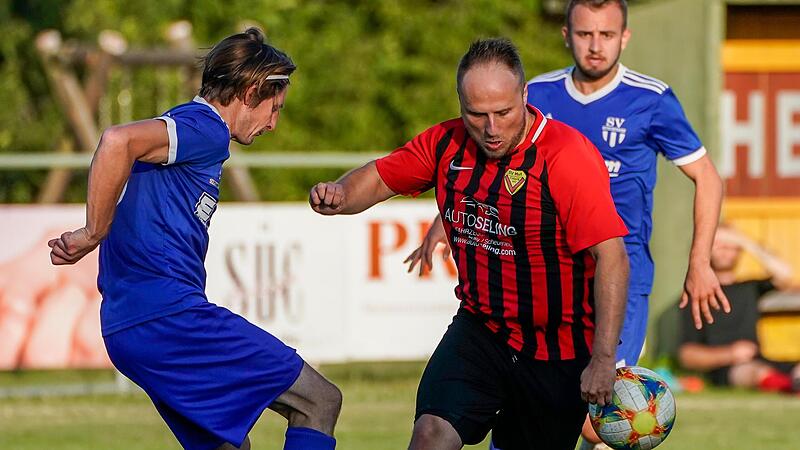 Der Huter Gerhard Reiter (rotes Trikot) behauptet den Ball gegen den Ketschendorfer Kapit&auml;n Marc Schwesinger.