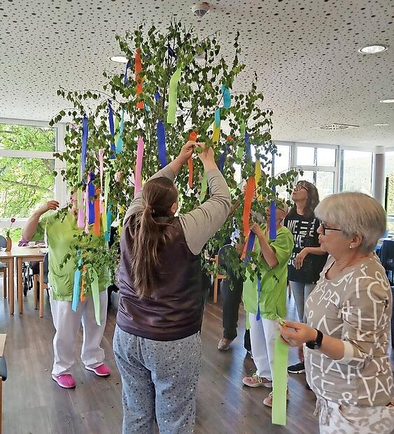 Der Maibaum wird geschm&uuml;ckt.