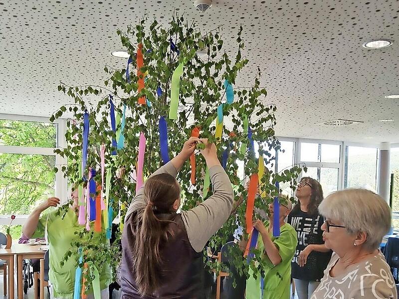 Der Maibaum wird geschm&uuml;ckt.
