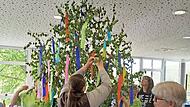 Der Maibaum wird geschmückt. Der Maibaum wird geschmückt.