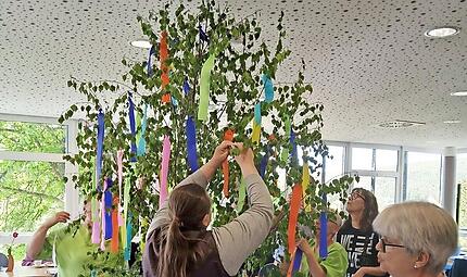 Der Maibaum wird geschm&uuml;ckt.
