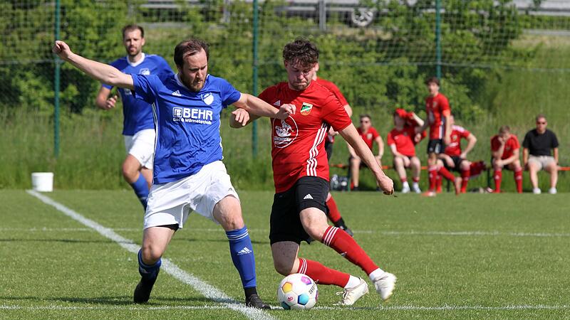 Der Rattelsdorfer Tobias Hennemann (links) geht entschlossen in den Zweikampf mit dem Buttenheimer Lukas Isbert.