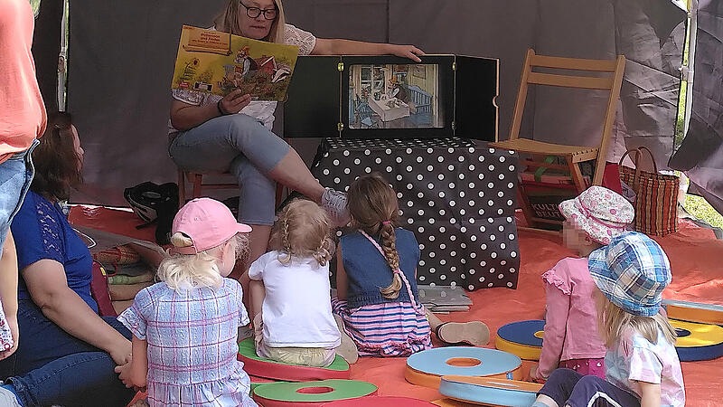 Gebannt lauschten schon die kleinsten Zuhörer den vorgelesenen Geschichten von Pettersson und Findus