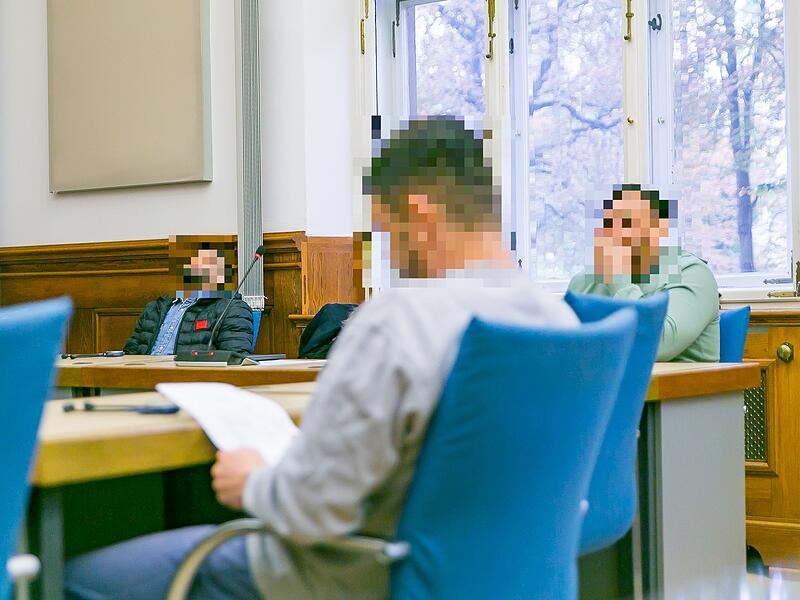 Sind diese drei Männer mit ihren Komplizen zusammen Januar 2021 unter anderem bei der Forchheimer Firma Holzbau Blümlein eingebrochen und haben mehr als 140.000 Euro Schaden angerichtet? Diese Frage versucht das Landgericht Bamberg seit Donnerstag zu beantworten.
