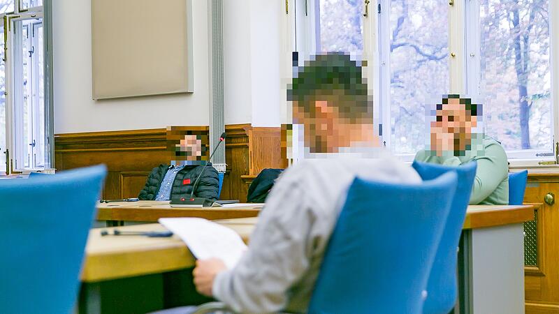 Sind diese drei Männer mit ihren Komplizen zusammen Januar 2021 unter anderem bei der Forchheimer Firma Holzbau Blümlein eingebrochen und haben mehr als 140.000 Euro Schaden angerichtet? Diese Frage versucht das Landgericht Bamberg seit Donnerstag zu beantworten.