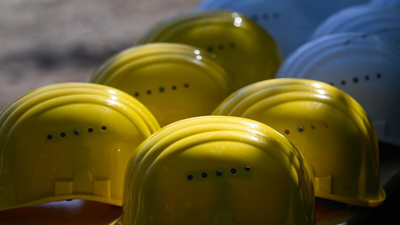 Bauhelme auf einem Tisch