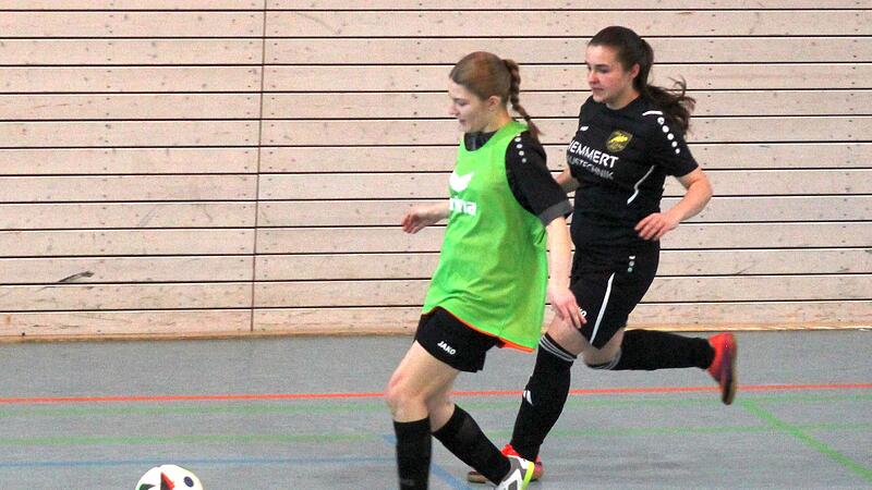 Rosalie Kotschy (schwarzes Trikot) gelang im Duell mit der SG Michelau/Roth der 1:0-Siegtreffer f&uuml;r die am Ende zweitplatzierte Spvg Eicha.