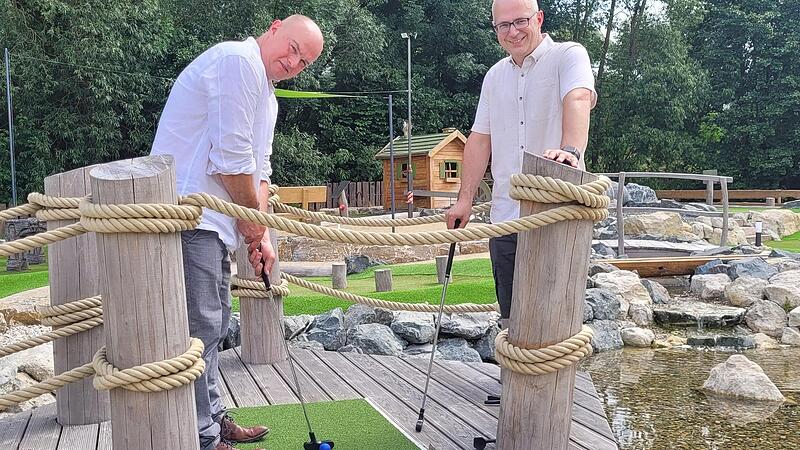 Robert (rechts) und Dieter Weiss haben in Thurnau eine neue Attraktion geschaffen.