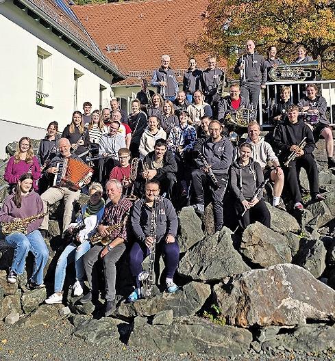 Das Blasorchester Ebensfeld vor der Jugendherberge Wirsberg, wo das Probenwochenende stattfand.