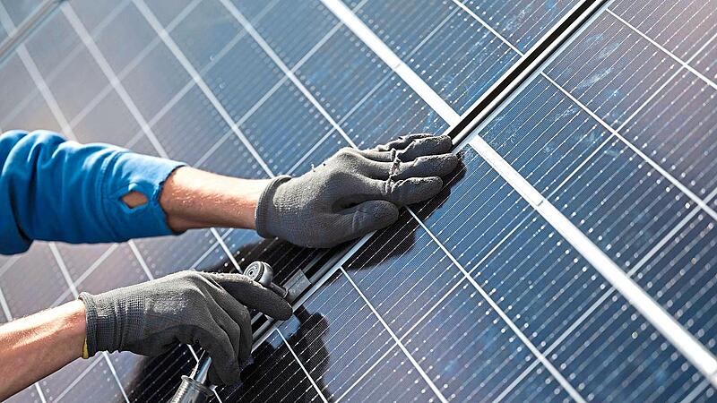 Da es immer mehr Solarstromanlagen gibt, komme das Stromnetz in Mainfranken an seine Grenzen, sagen Fachleute. Marijan Murat, dpa (Symbolbild) Da es immer mehr Solarstromanlagen gibt, komme das Stromnetz in Mainfranken an seine Grenzen, sagen Fachleute. Marijan Murat, dpa (Symbolbild)