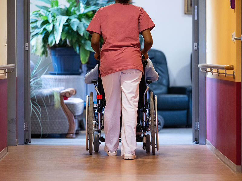Eine Bewohnerin eines Pflegeheims wird von einer Pflegerin einen Gang entlanggeschoben. Die Pflege älterer Menschen stellt den Landkreis Erlangen-Höchstadt vor Probleme. Eine Bewohnerin eines Pflegeheims wird von einer Pflegerin einen Gang entlanggeschoben. Die Pflege älterer Menschen stellt den Landkreis Erlangen-Höchstadt vor Probleme.