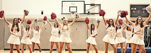 Zur Halbzeit pr&auml;sentierten die Zehntkl&auml;ssler ein buntes Showprogramm.