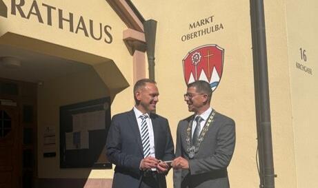 B&uuml;rgermeister Mario G&ouml;tz &uuml;bergibt Amtskette und Schl&uuml;ssel an seinen Nachfolger Matthias H&uuml;ttl (rechts).