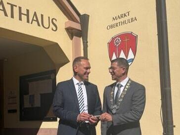 B&uuml;rgermeister Mario G&ouml;tz &uuml;bergibt Amtskette und Schl&uuml;ssel an seinen Nachfolger Matthias H&uuml;ttl (rechts).