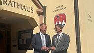 B&uuml;rgermeister Mario G&ouml;tz &uuml;bergibt Amtskette und Schl&uuml;ssel an seinen Nachfolger Matthias H&uuml;ttl (rechts).