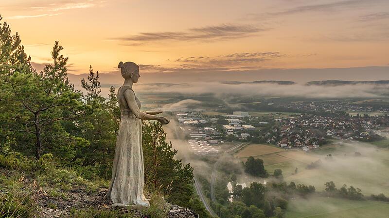 Auf der Kanzel hoch &uuml;ber dem Saaletal stehen die geheimnisvollen Figuren, links die Amalberga.