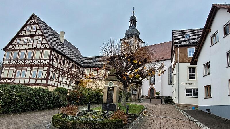 Die Oberleichtersbacher Kirche St. Peter und Paul wurde bei der Immobilienkategorisierung hochgestuft. Nun sind auch Sanierungen m&ouml;glich. Nicht gekl&auml;rt bleibt indes der Status des benachbarten Pfarrheims.