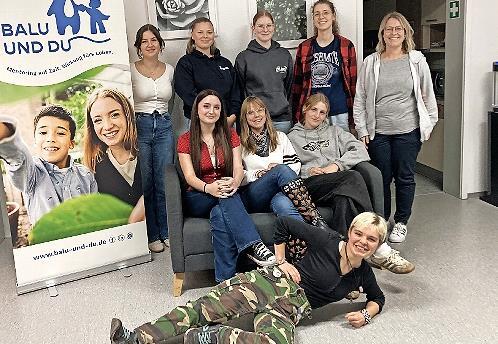 Die acht „Balus“ starten mit AWO-Projektkoordinatorin Claudia Tienz (r.) in ein inspirierendes Programmjahr.