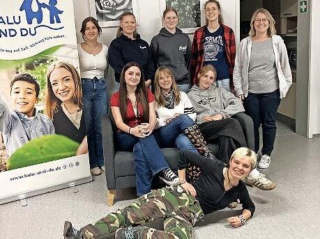 Die acht „Balus“ starten mit AWO-Projektkoordinatorin Claudia Tienz (r.) in ein inspirierendes Programmjahr.