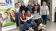 Die acht „Balus“ starten mit AWO-Projektkoordinatorin Claudia Tienz (r.) in ein inspirierendes Programmjahr.