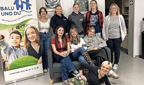 Die acht „Balus“ starten mit AWO-Projektkoordinatorin Claudia Tienz (r.) in ein inspirierendes Programmjahr.