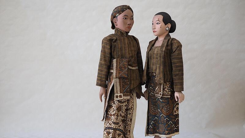Der Puppen aus Holz wurden um 1932 in Indonesien hergestellt.