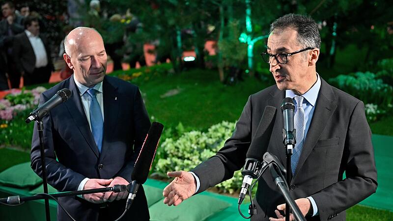 Landwirtschaftsminister Cem Özdemir (Bündnis 90/Die Grünen, rechts) und Regierender Bürgermeister Kai Wegner (CDU) gaben am Rande des Eröffnungsrundgangs über das Messegelände der Grünen Woche in Berlin ein Statement ab.
