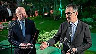 Landwirtschaftsminister Cem Özdemir (Bündnis 90/Die Grünen, rechts) und Regierender Bürgermeister Kai Wegner (CDU) gaben am Rande des Eröffnungsrundgangs über das Messegelände der Grünen Woche in Berlin ein Statement ab.