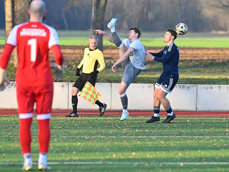 Athletische Ballannahme des Haibachers (grau) im Duell mit seinem Gegenspieler aus M&ouml;nchr&ouml;den.