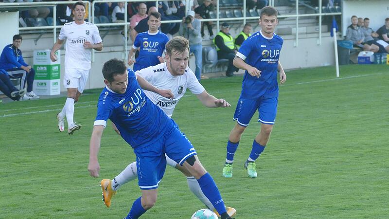 Den Sieg aus der Hand gegeben hat der FC Eintracht Bamberg um David Lang (in Wei&szlig;) und musste sich im Bayernliga-Ausw&auml;rtsspiel bei der SpVgg Weiden nach einer 2:0-F&uuml;hrung noch mit einem Punkt zufrieden geben.