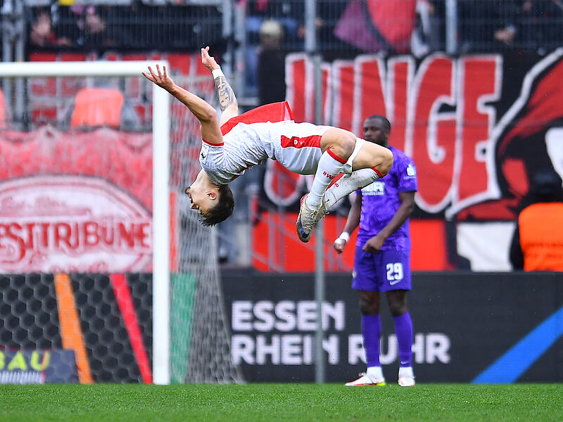 Artistisch: Jannik Hofmann zelebriert sein Tor gegen Aue.