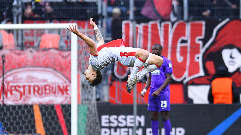 Rot-Weiss Essen - Erzgebirge Aue ** NUR FÜR REDAKTIONELLE ZWECKE ** EDITORIAL USE ONLY **Fußball Artistisch: Jannik Hofmann zelebriert sein Tor gegen Aue.