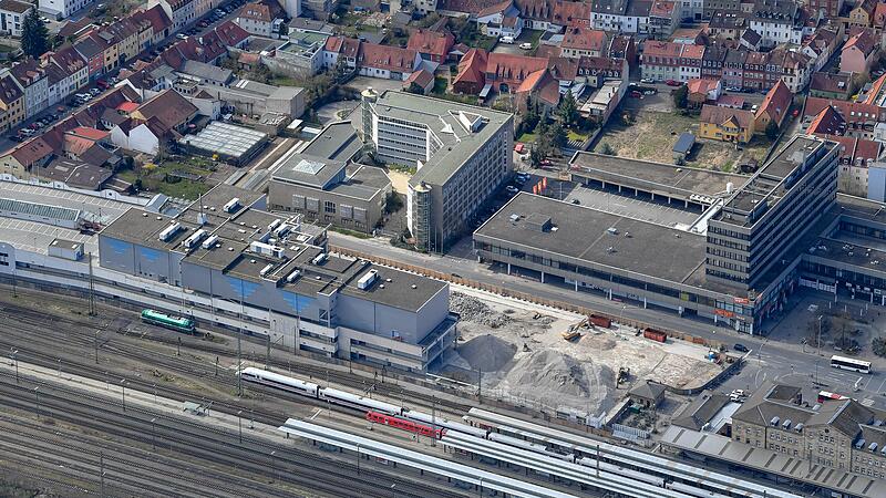 Bekommt die Stadt die Chance, einen st&auml;dtebaulichen Missstand zu korrigieren? Die Insolvenz von Eyemaxx Real Estate heizt die Spekulationen in Bamberg an. Dieses Bild stammt aus dem Sommer, inzwischen sind die Arbeiten fortgeschritten.