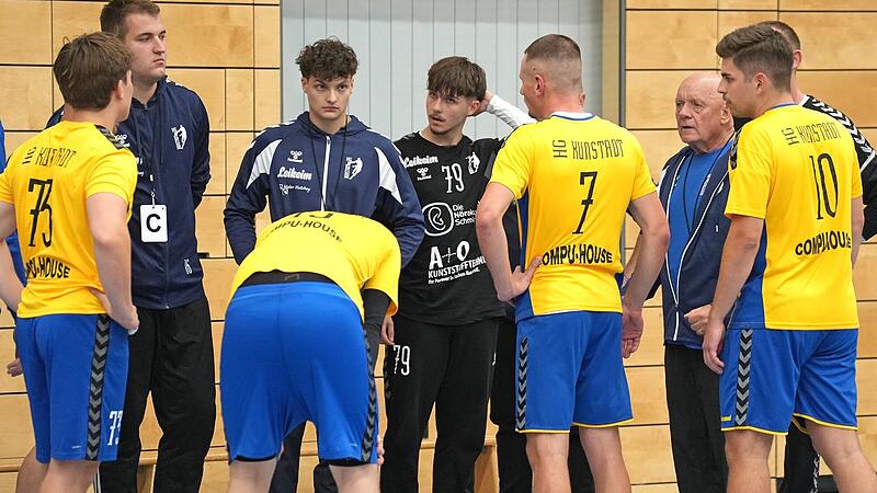 Die HG Kunstadt um Trainer Uwe Piesker (Dritter von rechts) reisen stark ersatzgeschw&auml;cht zum Meisterschaftsfavoriten HSV Hochfranken.