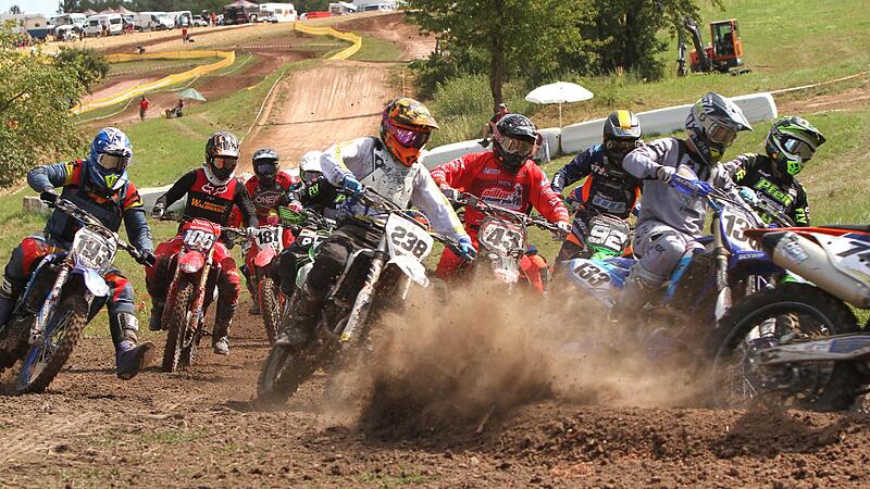 Heißer Ritt: Einige  Motocrossler schrubben  über die „Bramberger Alm“ –  das hat seit Jahrzehnten Tradition.